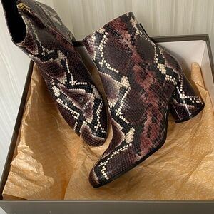 NEW in the box! Elvio Zanon Leather Snakeskin Ankle Boots Size 8